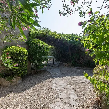 Дом отдыха Belle Maison En Pierre Avec Piscine